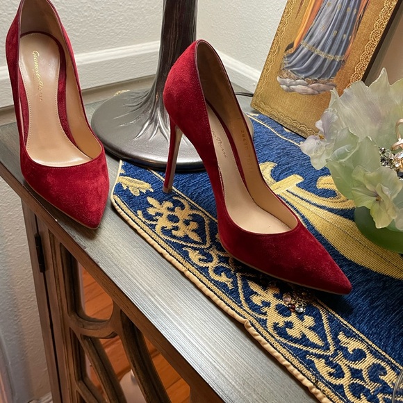 Elegant Red Women's Pumps Gianvito Rossi red Tabasco suede pump - Picture 4 of 9
